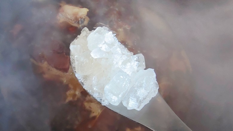 排骨土豆炖豆角,加一大勺冰糖,搅拌均匀