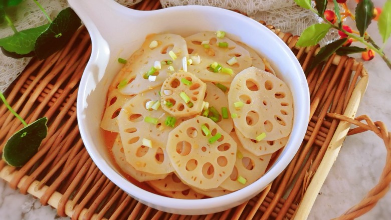 姜汁莲藕,拌匀即食。