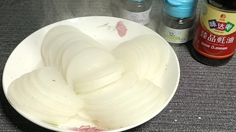 清蒸白萝卜,大火蒸8~10分钟,取出备用