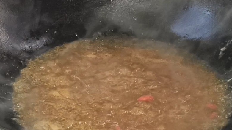 清蒸白萝卜,放入枸杞,搅匀,成稠料汁