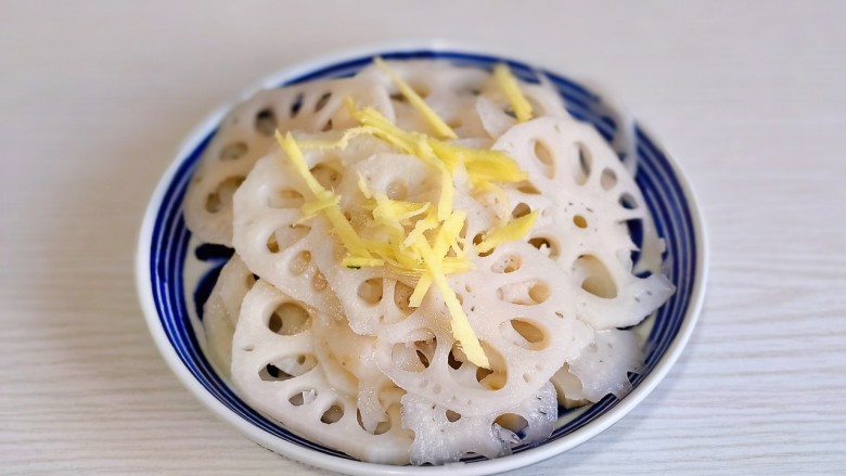姜汁莲藕,加入姜丝,姜汁。