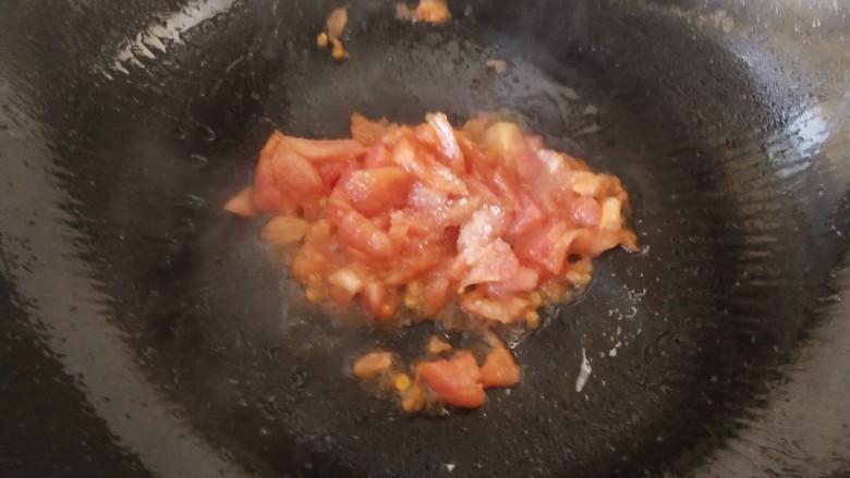 番茄鸡蛋面疙瘩,锅里放油烧热,放入西红柿,适量白糖炒出汁