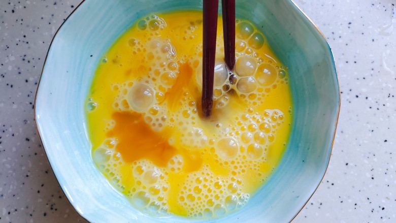 茭白炒鸡蛋,<a style='color:red;display:inline-block;' href='/shicai/ 9'>鸡蛋</a>内加少许料酒,打散