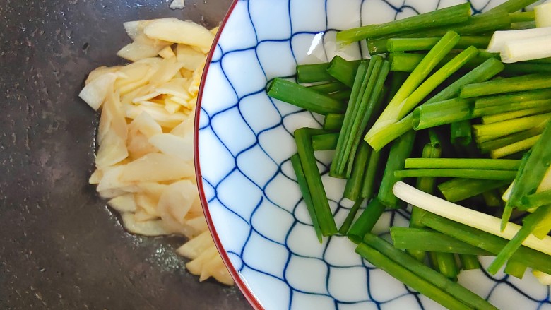 茭白炒鸡蛋,加入葱段