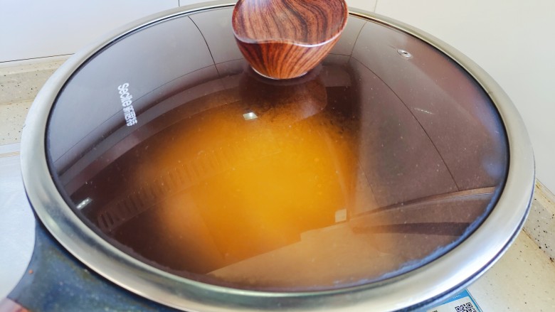 茭白炒鸡蛋,盖上锅盖,转小火焖煮一两分钟