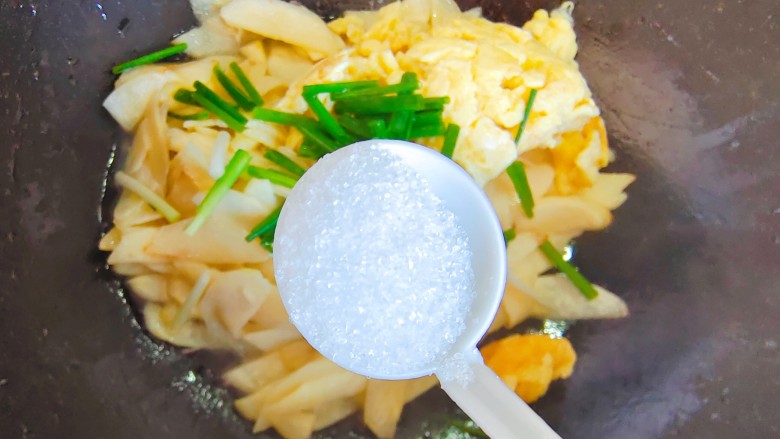 茭白炒鸡蛋,加一小勺细盐,翻炒均匀,即可