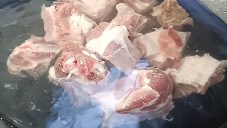 萝卜烧排骨,起锅烧水,沸腾倒入排骨,烧开沥水备用