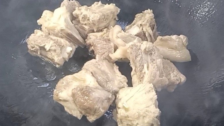 萝卜烧排骨,起锅烧油,倒入排骨,料酒炒香炒变色