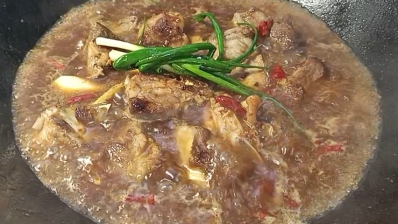 萝卜烧排骨,加入多点水,及葱姜蒜,红尖椒,盖上盖子小火焖30分钟