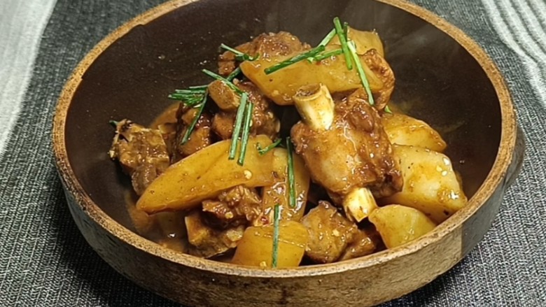 萝卜烧排骨,起锅装盘,即食也