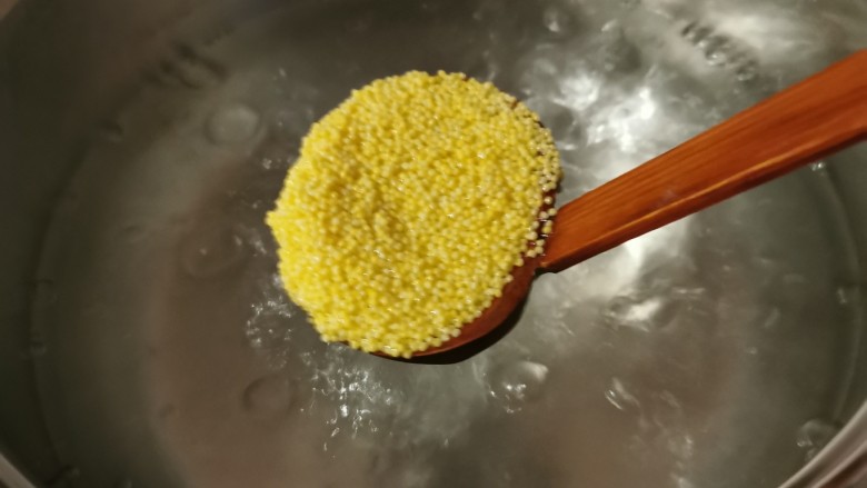 百合小米粥,汤锅烧开水,放入小米煮制。