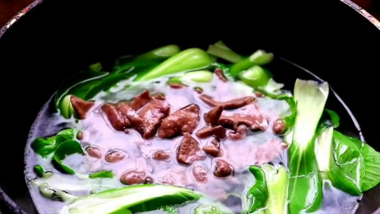 青菜猪肝汤,加入油盐,<a style='color:red;display:inline-block;' href='/shicai/ 692'>酱油</a>。