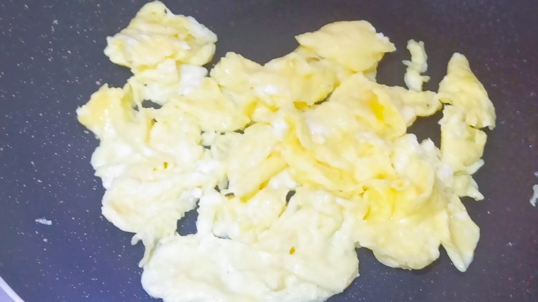 茭白炒鸡蛋,锅内放入适量食用油,先把鸡蛋炒好,盛出备用