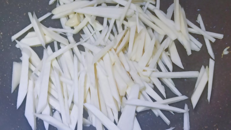 茭白炒鸡蛋,重新再加上少许食用油,加入茭白丝翻炒