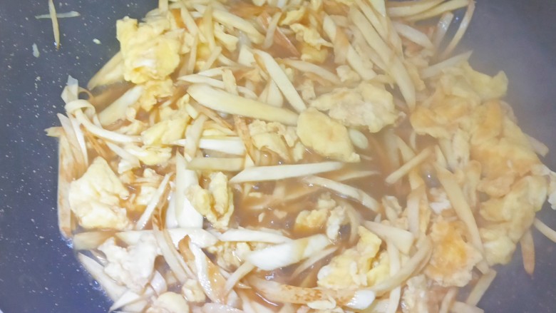 茭白炒鸡蛋,把酱汁加入锅内
