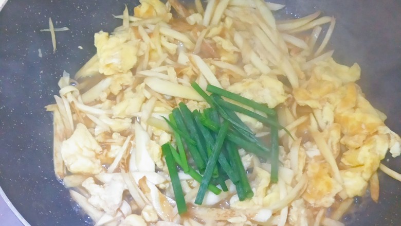 茭白炒鸡蛋,翻炒一下,等水份基本上没有了以后再加上葱段翻炒均匀就可以了