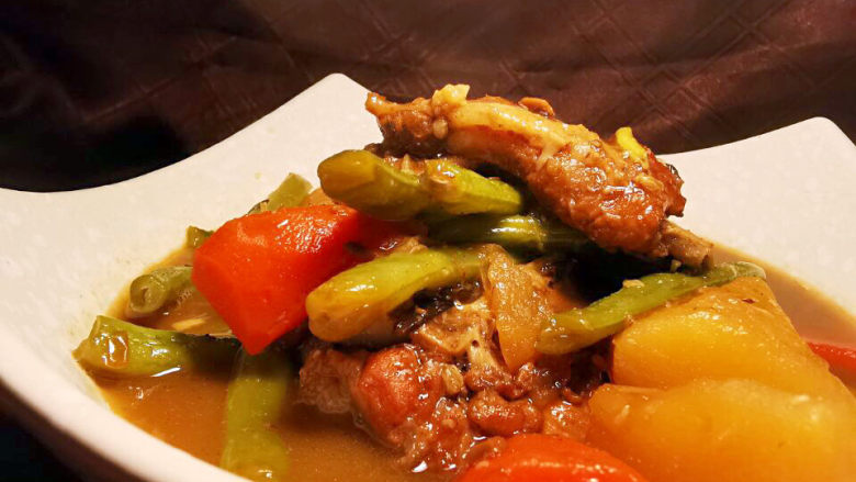 排骨土豆炖豆角,汤浓,肉软,土豆绵,豆角还有点脆,流口水了吧