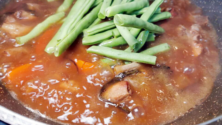 排骨土豆炖豆角,排骨软后,加入豆角