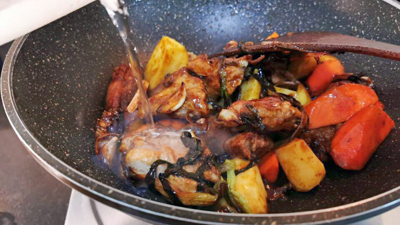 排骨土豆炖豆角,加水,浸过所有材料
