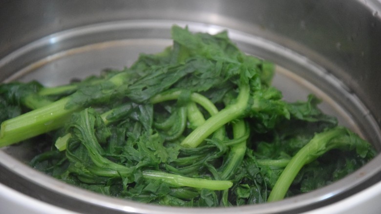 青菜猪肝汤,捞出沥干备用
