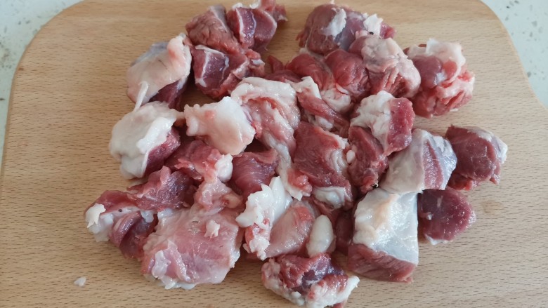 红烧羊肉煲,羊肉清洗干净,切成大块