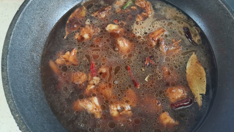 红烧羊肉煲,加入适量的清水大火煮开,转小火炖15分钟