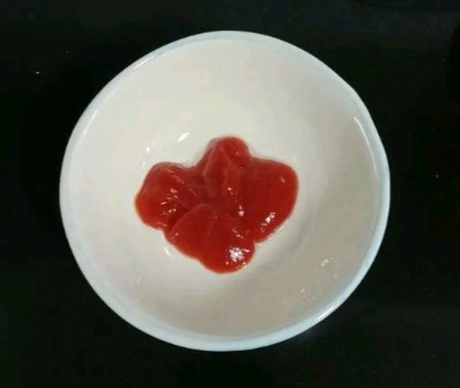 酸甜虾仁,碗中倒入两勺<a style='color:red;display:inline-block;' href='/shicai/ 699'>番茄酱</a>