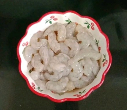 酸甜虾仁,<a style='color:red;display:inline-block;' href='/shicai/ 301'>鲜虾</a>去头去尾去壳,挑去虾线