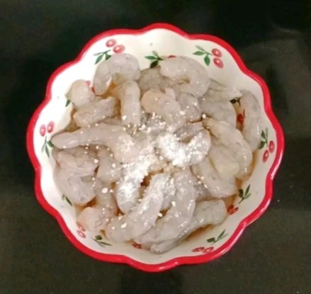 酸甜虾仁,适量淀粉抓匀腌制二十分钟入味