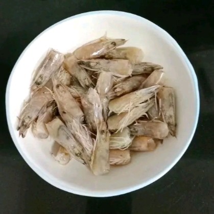酸甜虾仁,虾头洗干净装盘待用