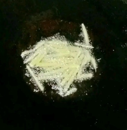 酸甜虾仁,起锅热油,放入生姜丝