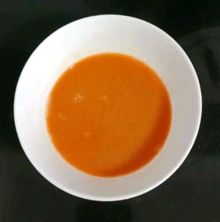 酸甜虾仁,挑去虾头,虾汤盛入碗中