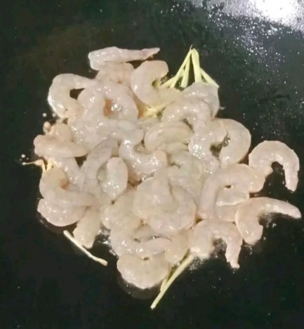 酸甜虾仁,再起锅热油,放入生姜丝,倒入虾仁