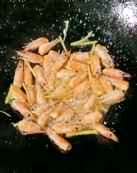 酸甜虾仁,倒入虾头,爆炒至虾壳变色