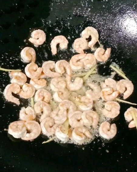 酸甜虾仁,爆炒至虾仁变色