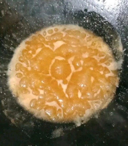 酸甜虾仁,锅中倒入酱汁和虾汤,煮至粘稠