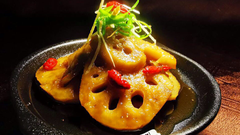 姜汁莲藕,莲藕片码盘,加入枸杞子、葱姜丝装饰,也可以一同食用。是不错的餐后甜品