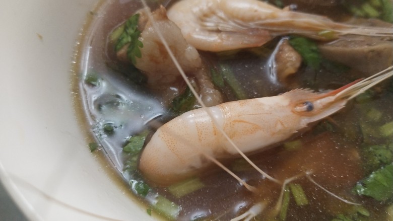 酱香火锅,豆瓣酱调制的底料盛在碗里,放上香菜,白虾蘸酱汁,美味极了