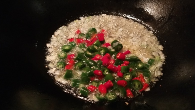 虾酱拌面,锅中倒入适量油烧热,炒香葱姜蒜,倒入青红椒一起炒均匀