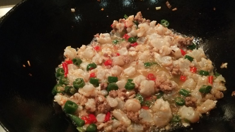 虾酱拌面,在倒入虾仁,料酒