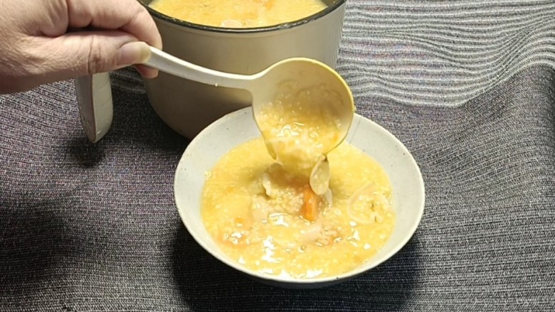 百合小米粥,煮至汤汁浓稠,食材熟烂即可,出锅装碗