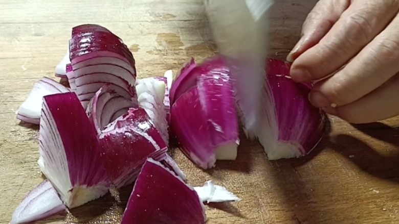 排骨土豆炖豆角洋葱炒五花,<a style='color:red;display:inline-block;' href='/shicai/ 29'>洋葱</a>洗净去皮，切块备用