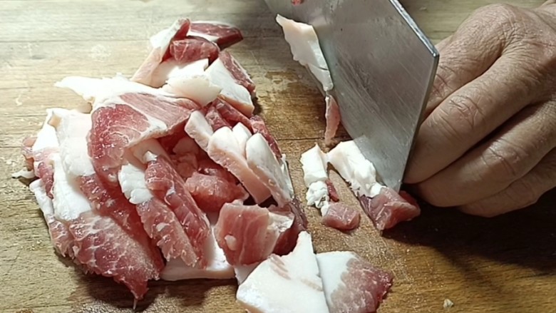 排骨土豆炖豆角洋葱炒五花,<a style='color:red;display:inline-block;' href='/shicai/ 428'>五花肉</a>洗净切片备用