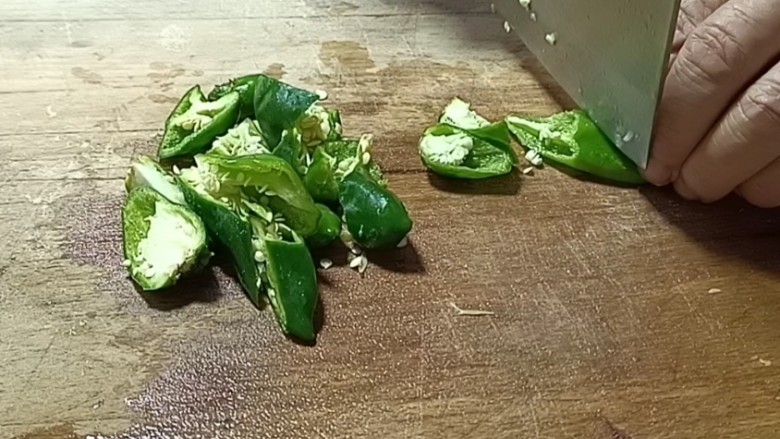 排骨土豆炖豆角洋葱炒五花,<a style='color:red;display:inline-block;' href='/shicai/ 61'>青椒</a>洗净去蒂，切块备用