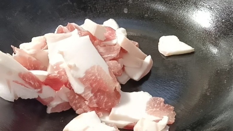 排骨土豆炖豆角洋葱炒五花,起锅放入五花肉，煎炒出油