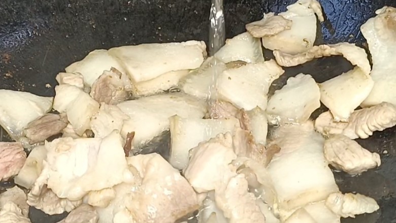 排骨土豆炖豆角洋葱炒五花,淋入<a style='color:red;display:inline-block;' href='/shicai/ 718'>料酒</a>，炒香