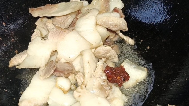 排骨土豆炖豆角洋葱炒五花,加入<a style='color:red;display:inline-block;' href='/shicai/ 705'>豆瓣酱</a>，炒匀至香