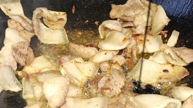 排骨土豆炖豆角洋葱炒五花,淋入<a style='color:red;display:inline-block;' href='/shicai/ 762'>老抽</a>，炒匀上色