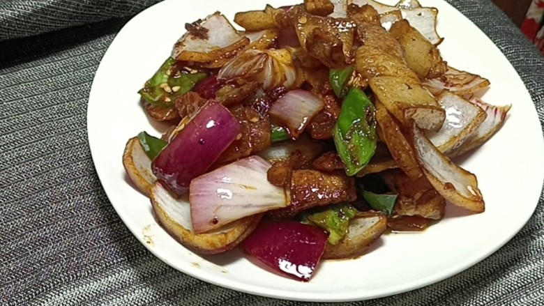 排骨土豆炖豆角洋葱炒五花,出锅装盘