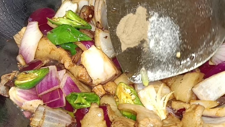 排骨土豆炖豆角洋葱炒五花,放入盐，<a style='color:red;display:inline-block;' href='/shicai/ 720'>胡椒粉</a>，炒匀